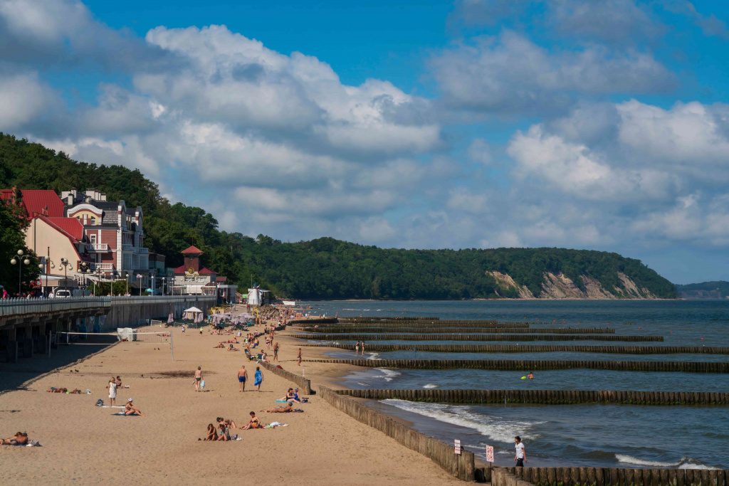 promenade-along-baltic-sea-city-beach-summer-day-svetlogorsk-kaliningrad-region-russia (1).jpg